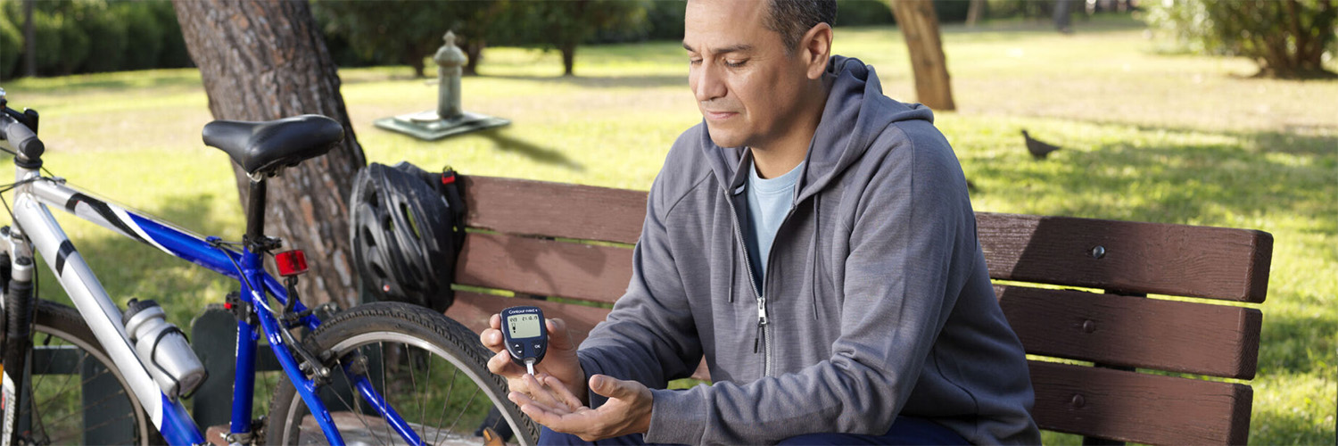 Mann bei der Blutzucker-Selbstkontrolle